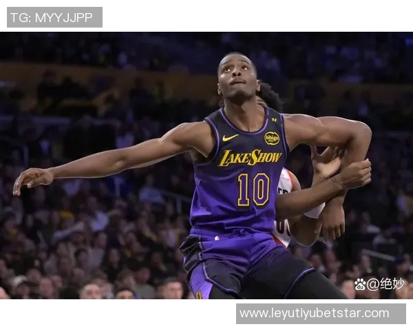 迪文岑佐半场表现抢眼里德全能发挥助力球队对抗湖人 迪文岑佐半场表现抢眼里德全能发挥助力球队对抗湖人