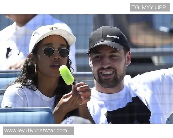 克莱分享甜蜜瞬间女友意外现身让生活更加美好与珍贵